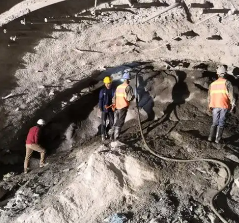长岭隧道拱顶带模注浆料，微膨胀注浆料的特点及施工工艺
